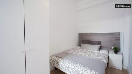Beautifully decorated room in 5-bedroom apartment in Camins al Grau - Foto 3