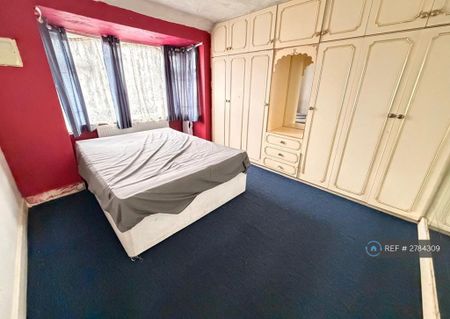 4 bedroom semi-detached house to rent - Photo 5