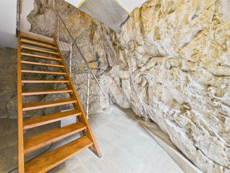 Charming 2,5-Zimmer-Maisonette mit Terrasse, Ausblick und Naturfels - Photo 4