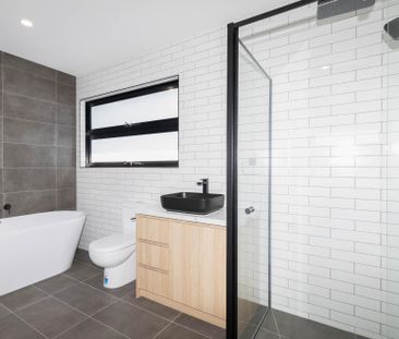 Service lane entry, offset on bell street! - Photo 1