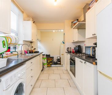 3 bed House - Mid Terrace To Let - Photo 6