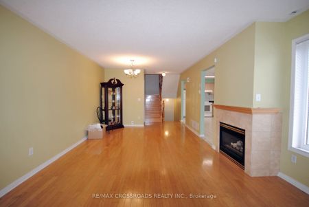 Condo Townhouse For Lease | E8086384 - Photo 2