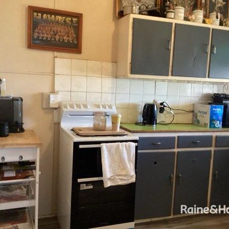 QUEENSLAND STYLE UNIT CENTRALLY LOCATED - Photo 1