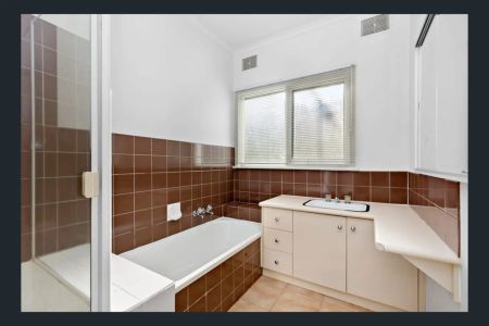 Cute Two-Bedroom Home on a Compact, Low-Maintenance Allotment - Photo 5