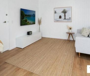 LIGHT FILLED BEACHSIDE APARTMENT - Photo 4