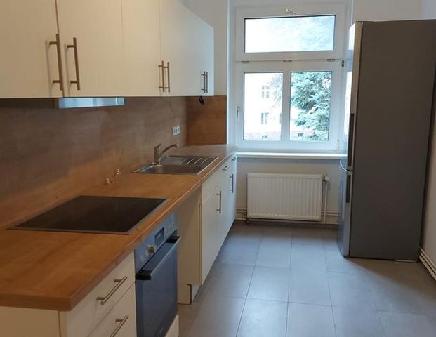 3-Zimmer-Altbauwohnung mit Einbauküche & Badewanne im Erstbezug nach Modernisierung - ab sofort! - Photo 1