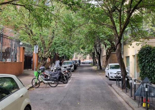 Parioli-Piazza delle Muse: Restored 3 bedroom, 3 Bath, spacious living, kitchen, balcony, near park, master bed & 2 single bedrooms. Ref 1045