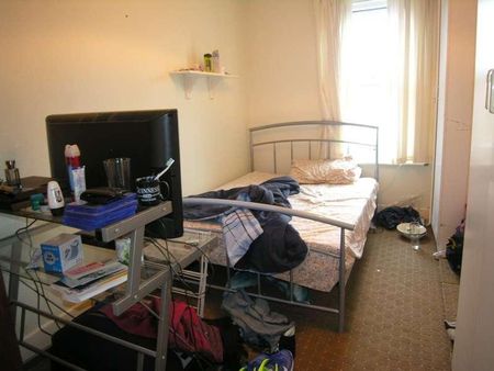 Bedroom Detached House In Ensbury, BH9 - Photo 5