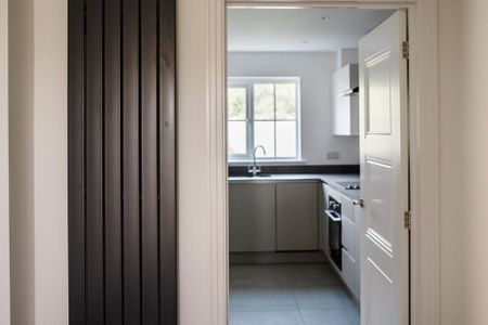 4 bedroom semi-detached house to rent - Photo 3
