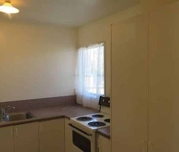 3 Bedrooms Close to Westfield Shopping Centre - Photo 4