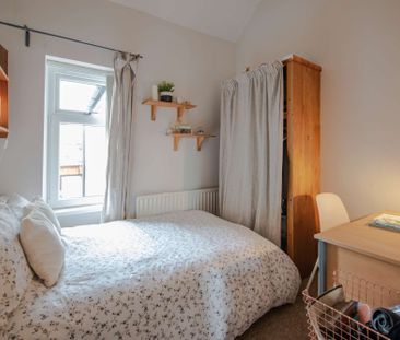 Brilliantly located 6 bed house - Photo 3