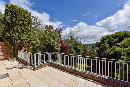 A refurbished four-bedroom detached home located on the West side of Marlow and only 0.5 miles from the High Street - Photo 5