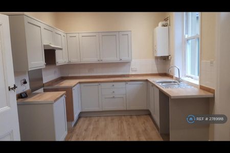 4 bedroom semi-detached house to rent - Photo 5