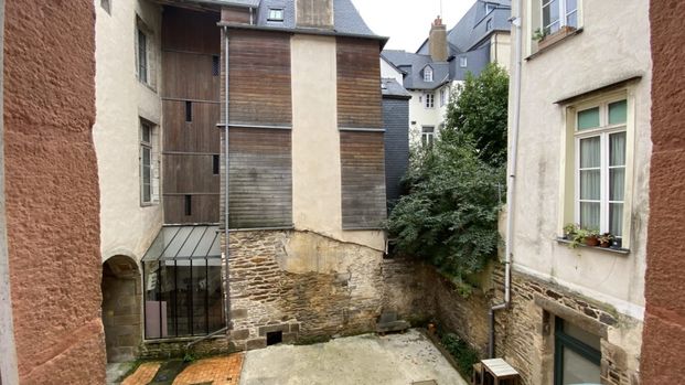 Charmant 2 pièces meublé en plein cœur historique – vue sur l’église Saint-Germain - Photo 1