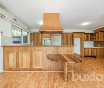 FAMILY HOME LOCATED IN MOUNT WAVERLEY SCHOOL ZONE !! - Photo 3
