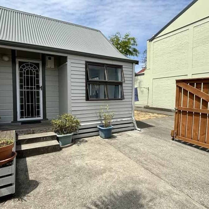 Cute Cottage - Handy Location - Photo 1
