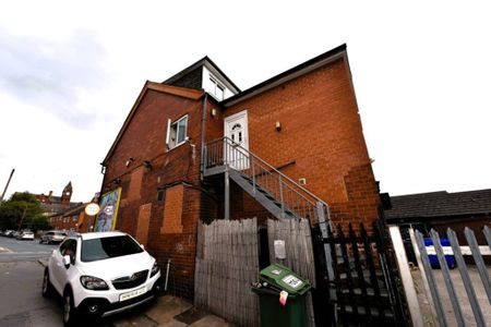 3 bedroom Flat in Woodhouse Street, Leeds - Photo 5