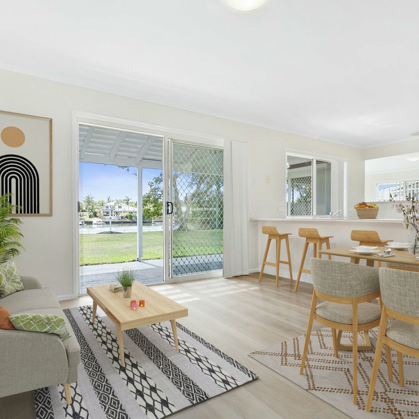 5 BEDROOMS ON THE CANAL - Photo 1