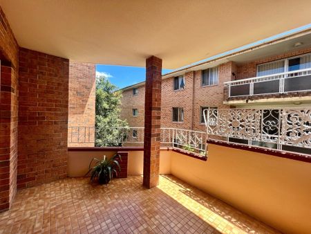 Sunlit Two Bedroom Apartment - Photo 4