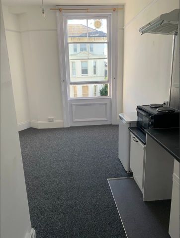 Studio Flat, St. Aubyns, BN3 - Photo 2