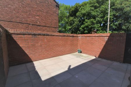 2 bedroom terraced house to rent - Photo 4