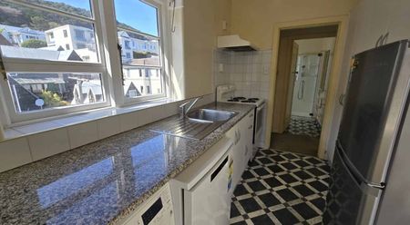 SMARTLY PRESENTED ART DECO APARTMENT - Photo 3