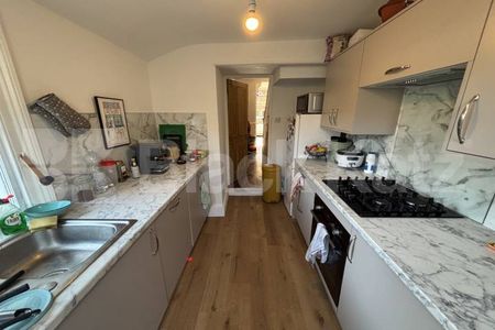 Georgian Townhouse over 3 floors, double reception room & patio garden - Photo 4