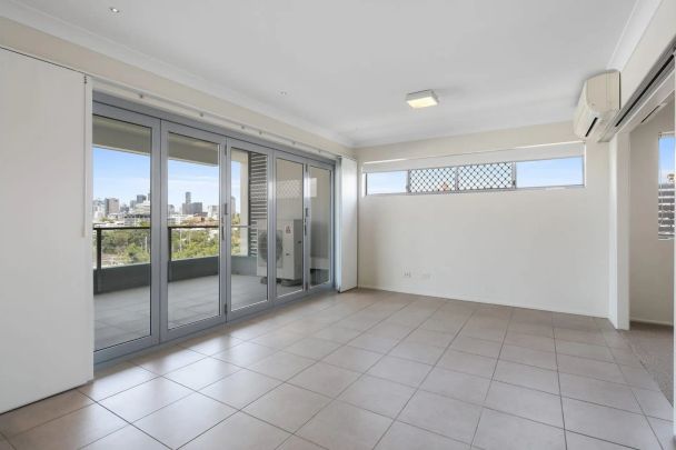 Modern Two-Bedroom Apartment in Prime Auchenflower Location - Photo 1