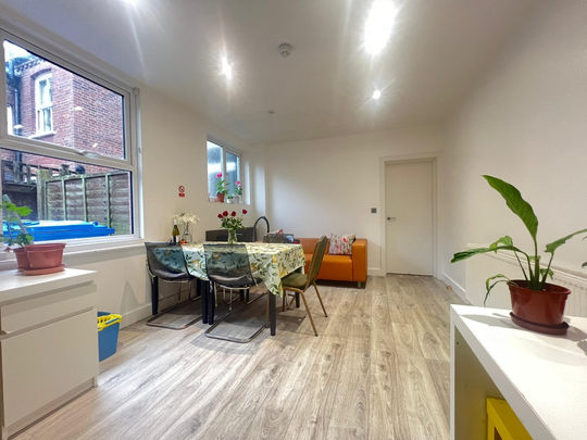 Earlham Road, Norwich - Photo 1