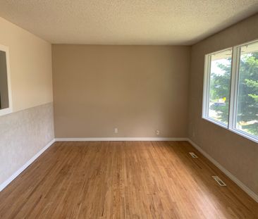 2 bdrms up 2 bdrms down well maintained Main Floor home in Winston ... - Photo 4