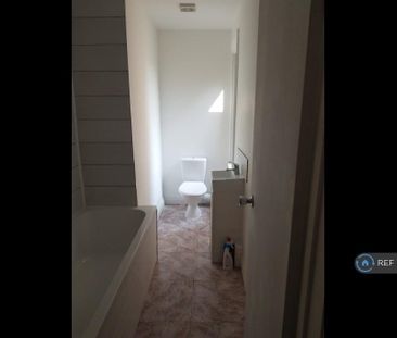3 bedroom flat to rent - Photo 6