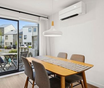 Stunning Views, Modern Townhouse Living - Photo 3