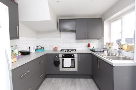 3 bedroom semi-detached house to rent - Photo 3