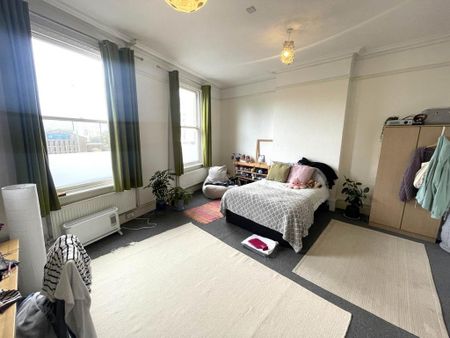 4 bedroom flat to rent - Photo 2