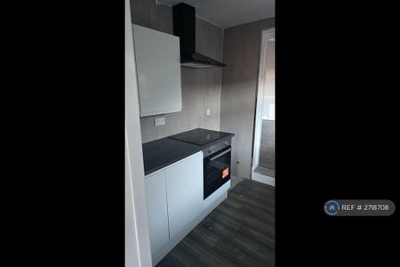 3 bedroom flat to rent - Photo 3