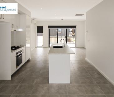 Modern & spacious 2 bedroom townhouse with single carport - Photo 4