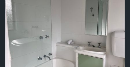 Refurbished Apartment with Mountain Views! - Photo 3