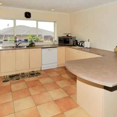 Spacious 3-Bedroom Family Home - Photo 1