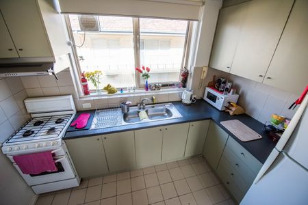 Spacious & Sunlit 2-Bedroom Apartment in the Heart of Brunswick - Photo 4