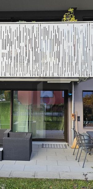 HIGH-QUALITY AND STYLISH WITH A SUNNY SEATING AREA! - Foto 1