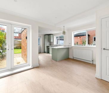 3 bedroom semi-detached house to rent - Photo 6