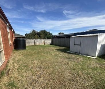 Spacious 4-Bedroom Family Home in Cranbourne - Photo 5