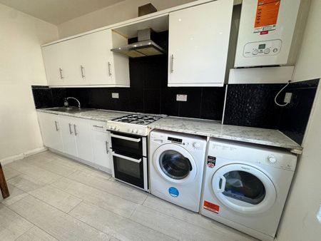 5 Bed Flat, Churchfield Road, W3 - Photo 2