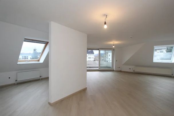 Wunderschöne und moderne Maisonette-Wohnung mit Balkon, EBK und PKW-Stellplatz in zentraler Lage - Photo 1