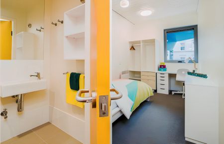 En-Suite 4 bdrm apt - Photo 3