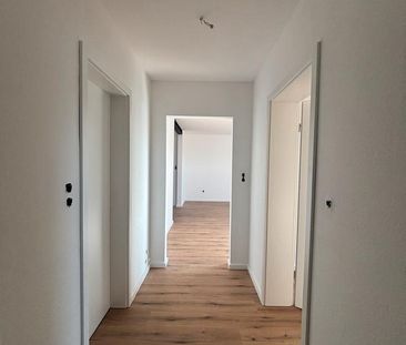 Sanierte Dachgeschosswohnung mit Loggia in zentraler Lage - Photo 3