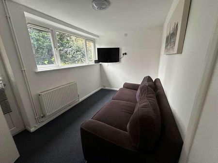 Dollis Drive, Farnham, GU9 - Photo 2