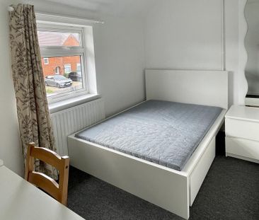 4 bedroom semi-detached house to rent - Photo 2