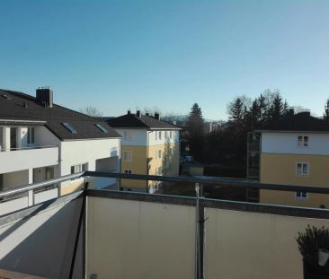 Große, sonnige 4-Zimmer-Wohnung mit Balkon im Dachgeschoss mit Küch... - Photo 2