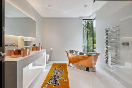 A bright open plan 5 bedroom house complete with its own swimming pool, jacuzzi, gym and cinema room. - Photo 5